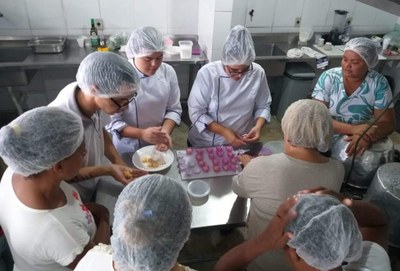 Oficinas de qualificação ofertadas pelo Laboratório de Cozinha Experimental. Imagem cedida pela equipe do projeto. Oficinas de qualificação ofertadas pelo Laboratório de Cozinha Experimental. Imagem cedida pela equipe do projeto.